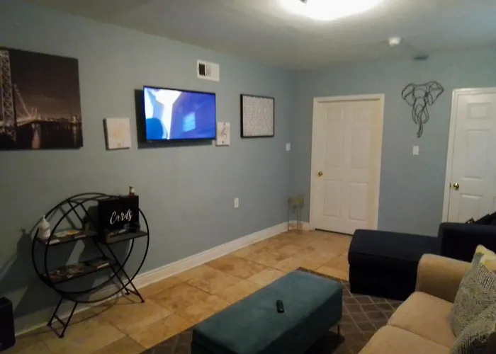Cozy 2-Bedroom Unit In Beautiful New Orleans With Wifi, Ac