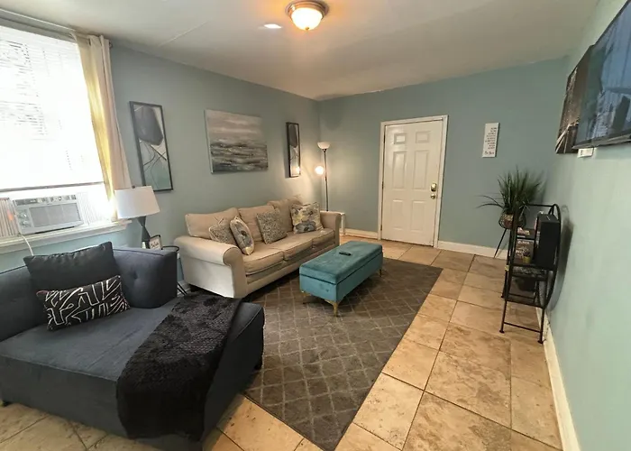Cozy 2-Bedroom Unit In Beautiful New Orleans With Wifi, Ac