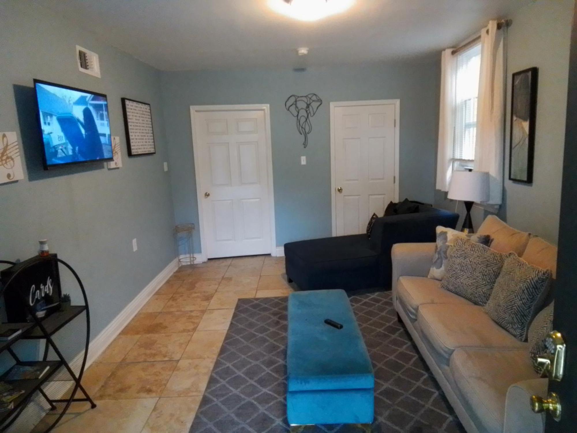 Cozy 2-bedroom Unit In Beautiful With Wifi, Ac Apartment